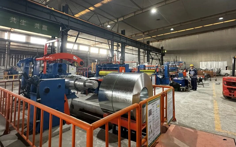 精準(zhǔn)切割，智造未來(lái)——泰州分公司1300型縱剪分條機(jī)成功進(jìn)入試生產(chǎn)，開(kāi)啟降本增效新篇章